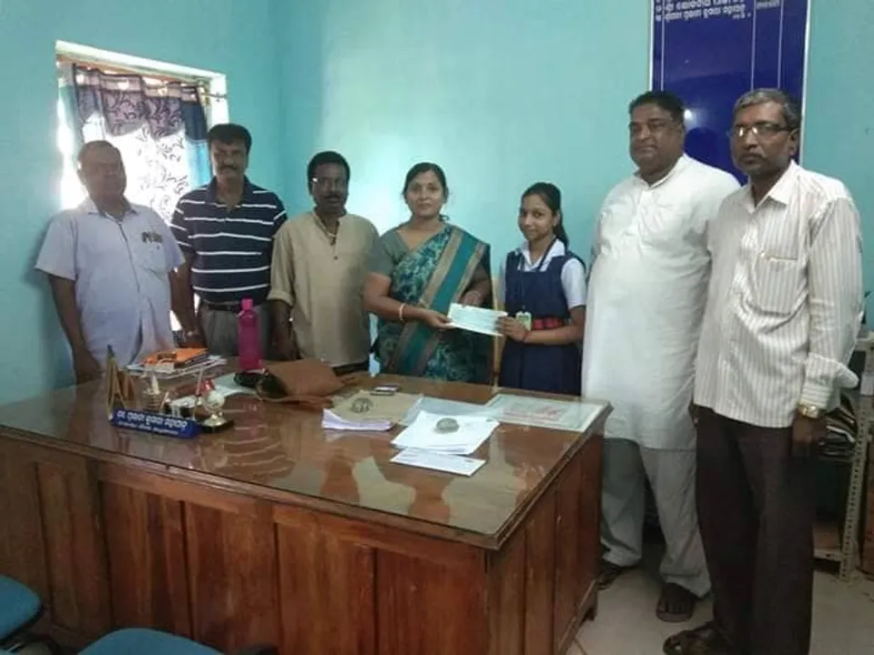  ବାତ୍ୟା ପୀଡିତଙ୍କ ପାଇଁ ସହାୟତାର କୁନି ହାତ ବଢାଇଲା କୁନି ଝିଅ ସମୀକ୍ଷା । ନିଜ ସ୍କଲାରସିପ୍ ଅର୍ଥକୁ ମୁଖ୍ୟମନ୍ତ୍ରୀଙ୍କ ରିଲିଫ୍ ପାଣ୍ଠିକୁ କଲା ଦାନ ।