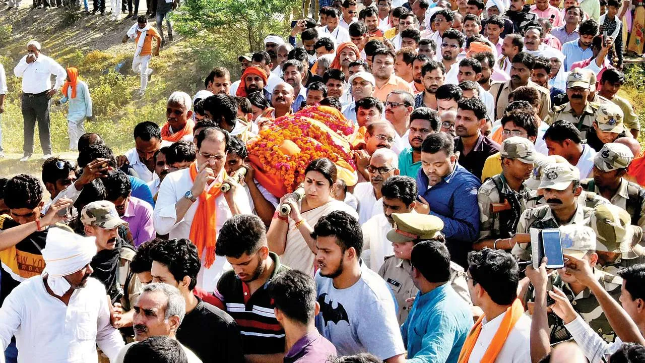  ନିଜ ପ୍ରିୟ ନେତାଙ୍କ ଶବକୁ କାନେ୍ଧଇ ଶ୍ମଶାନ ପର୍ଯ୍ୟନ୍ତ ନେଲେ ବିଜେପି ନେତ୍ରୀ ସ୍ମୃତି ଇରାନୀ ! ମା’ଙ୍କ କୋଳରେ ମୁଣ୍ଡ ରଖି କହିଲେ , ଆଜିଠାରୁ ମୁଁ ଆପଣଙ୍କ ପୁଅ ।  