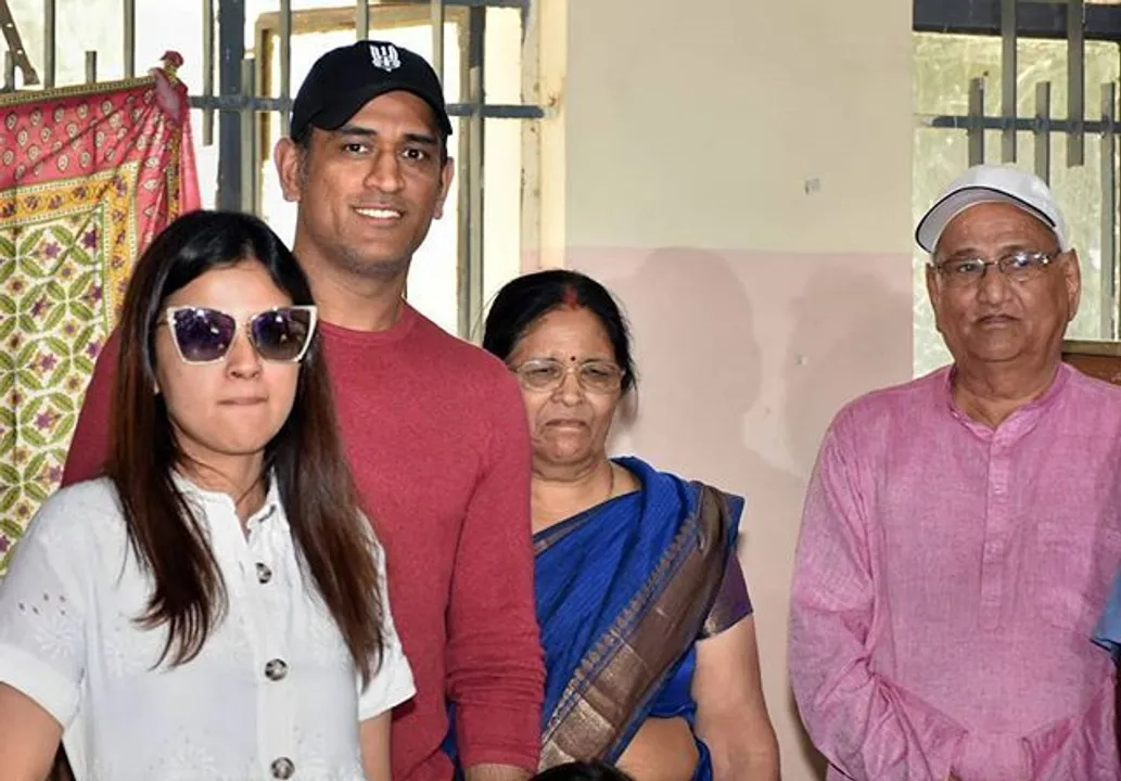  ଭୋଟ ଦେଲେ ମହେନ୍ଦ୍ର ସିଂ ଧୋନି । ଗଣତନ୍ତ୍ରର ମହାପର୍ବରେ ସାମିଲ ହେବାକୁ ଝିଅ ଜିଭା କଲେ ଅପିଲ, ଭିଡିଓ ହେଲା ଭାଇରାଲ ।
