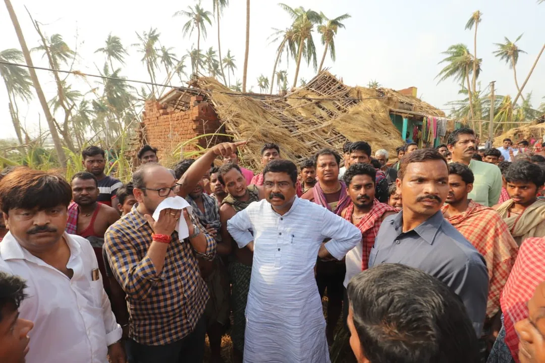 ବାତ୍ୟା ପ୍ରଭାବିତଙ୍କ ପାଇଁ ମୁଖ୍ୟମନ୍ତ୍ରୀ ରିଲିଫ୍ ପାଣ୍ଠିକୁ ଗୋଟିଏ ମାସର ଦରମା ଦେଲେ କେନ୍ଦ୍ରମନ୍ତ୍ରୀ ଧର୍ମେନ୍ଦ୍ର ପ୍ରଧାନ । କହିଲେ, ଆସନ୍ତୁ ସମସ୍ତେ ମିଶି ପୁଣିଥରେ ଓଡିଶାକୁ ଗଢି ତୋଳିବା ।