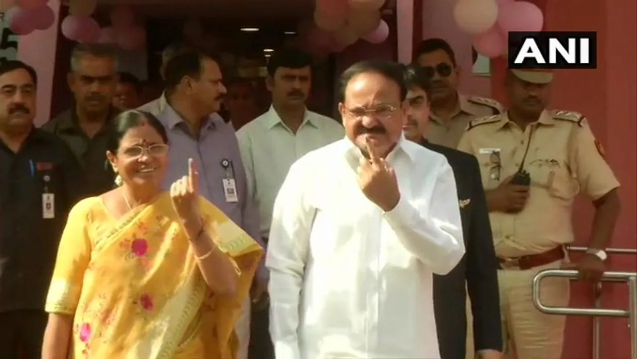  ଭୋଟ ଦେବା ପାଇଁ ବିଦେଶ ଗସ୍ତ ଅଧାରୁ ଭାରତ ଆସିଲେ ଉପରାଷ୍ଟ୍ରପତି ଭେଙ୍କୟା ନାଇଡୁ । ଗଣତନ୍ତ୍ରର ମହାପର୍ବରେ ସାମିଲ ହେବାକୁ କଲେ ଅପିଲ ।