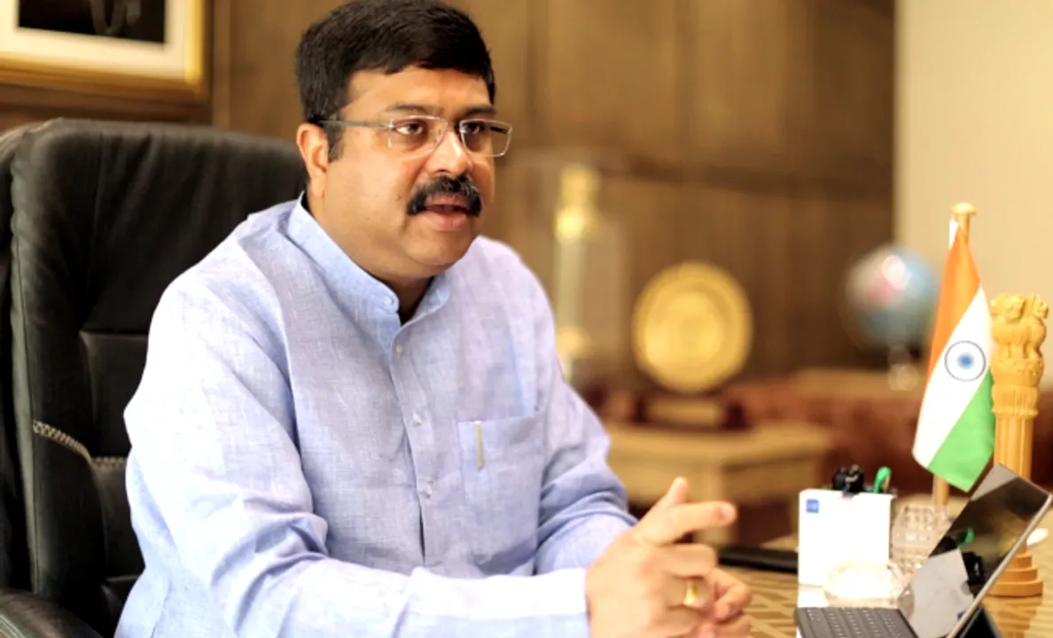  ଫୋନି ପରେ ପେଟ୍ରୋଲ ଓ ଡିଜେଲ ମହଜୁଦ ନେଇ କେନ୍ଦ୍ର ମନ୍ତ୍ରୀ ଧର୍ମେନ୍ଦ୍ର ପ୍ରଧାନଙ୍କ ସମୀକ୍ଷା ! ଭୁବନେଶ୍ୱରରେ କାମ କରୁଛି ୯୦ ପ୍ରତିଶତ ପେଟ୍ରୋଲ ପମ୍ପ
