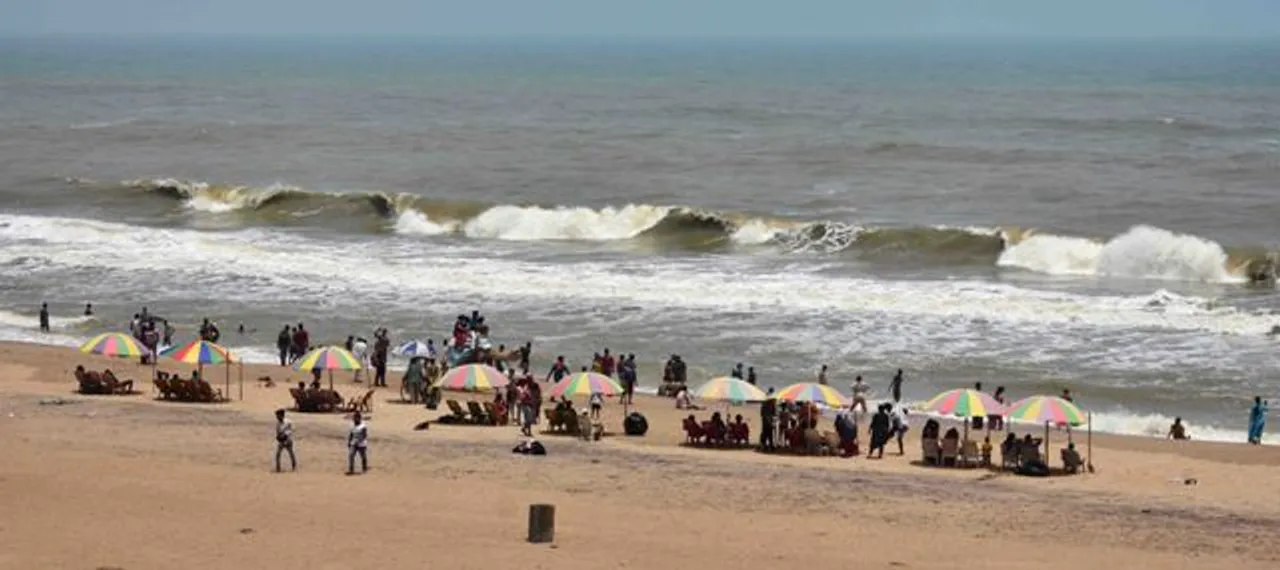  ଫୋନି ପରେ ପୁରୀକୁ ଧିରେ ଧିରେ ଆସୁଛନ୍ତି ପର୍ଯ୍ୟଟକ ! କାଳିଆକୁ ଦର୍ସନ କରୁଚନ୍ତି, ସମୁଦ୍ରରେ ସ୍ନାନ ମଧ୍ୟ କରୁଛନ୍ତି