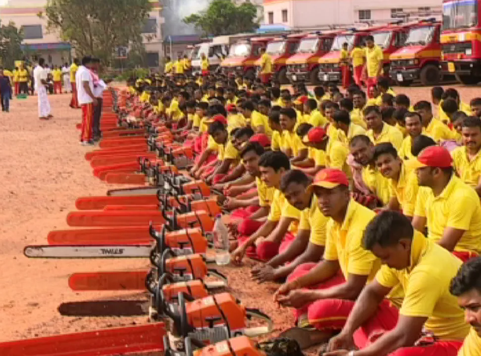  ବାତ୍ୟା ପରେ ଭୁବନେଶ୍ୱରରେ ଜାରି ରହିଛି ପୁନଃରୁଦ୍ଧାର କାର୍ଯ୍ୟ ! ଦେବଦୂତ ସାଜିଛନ୍ତି ଅଗ୍ନିଶମ ବିଭାଗର ଫାୟାରମ୍ୟାନ ।