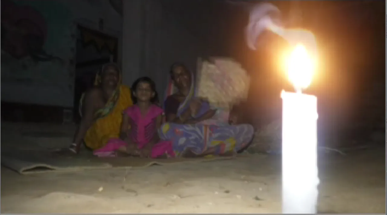  ଚାଲିଗଲା ଫୋନି, ଛାଡ଼ିଦେଇଗଲା ଘନ ଅନ୍ଧକାର ! ଅସ୍ତରଙ୍ଗ ବ୍ଲକରେ ଅନ୍ଧାରରେ ଜୀବନ ବ୍ୟତୀତ କରୁଛନ୍ତି ଅଂଚଳବାସୀ