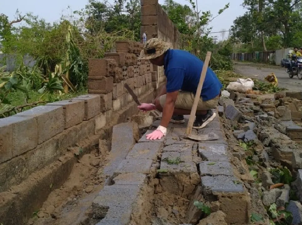  ହାତରେ କରଣୀ, ମୁଣ୍ଡରେ ଟୋପି ! ବାତ୍ୟା ଫୋନିରେ ଭାଙ୍ଗି ଯାଇଥିବା ପାଚେରିକୁ ମରାମତି କରୁଛନ୍ତି ଆଇଏଏସ ଅଫିସର । 