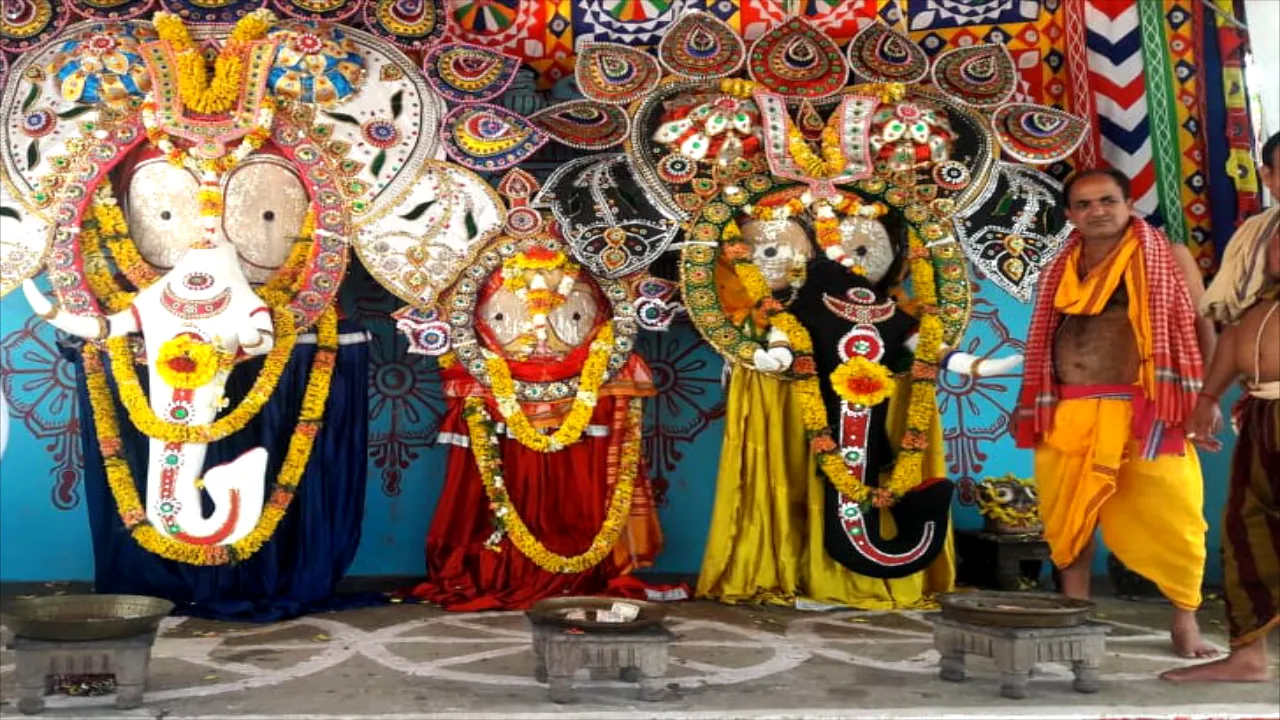  ତୁଳସୀକ୍ଷେତ୍ରରେ ସାନ ଭାଇ ଓ ଭଉଣୀଙ୍କ ସହ ଦିବ୍ୟସ୍ନାନ କଲେ ଶ୍ରୀବଳଦେବଜୀଉ । ସ୍ନାନ ପରେ ହାତୀବେଶରେ ଦର୍ଶନ ଦେଲେ ଜଗନ୍ନାଥ ଓ ବଳଭଦ୍ର ମହାପ୍ରଭୁ ।