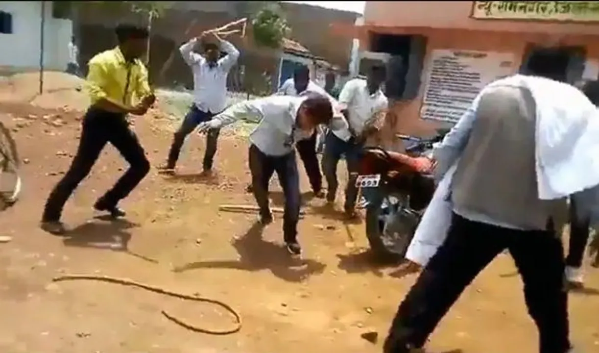  ମଧ୍ୟପ୍ରଦେଶରେ ‘ବ୍ୟାଟକାଣ୍ଡ’ ପରେ ଏବେ ଘନେଇଲା ‘ୱିକେଟ୍ କାଣ୍ଡ’ ! ଏବେ ଆଉ ଜଣେ ଅଫିସରଙ୍କୁ ୱିକେଟରେ ପିଟି ଚର୍ଚ୍ଚାରେ ବିଜେପି ନେତା , ଦେଖନ୍ତୁ ଭିଡିଓ 