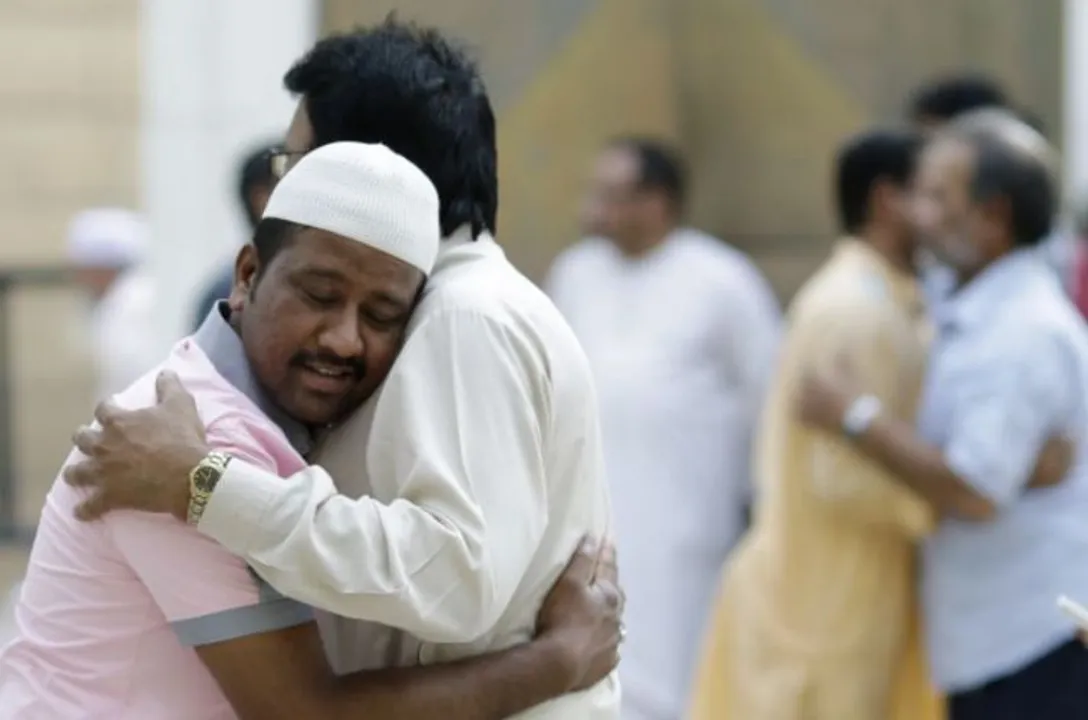  ଭାଇଚାରାର ଅନନ୍ୟ ଉଦାହରଣ ! କବରସ୍ଥାନ ତିଆରି ପାଇଁ ମୁସଲିମ୍ ଭାଇମାନଙ୍କୁ ଭୂମିଦାନ କଲେ ହିନ୍ଦୁ ଭାଇ, କହିଲେ – ଏହା ପ୍ରେମର ଏକ ଛୋଟ ପ୍ରୟାସ