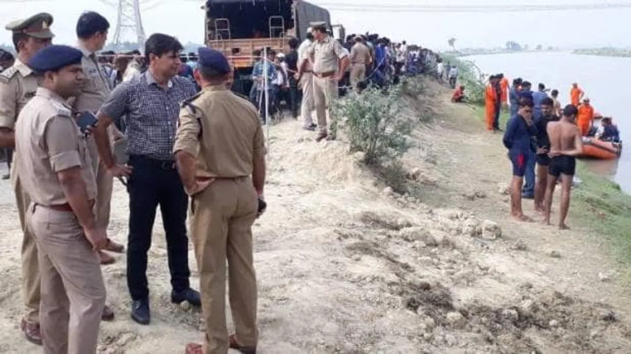  ଲକ୍ଷ୍ନୌରେ ନଦୀ ଭିତରକୁ ଖସିଲା ବରଯାତ୍ରୀ ଭର୍ତ୍ତି ପିକଅପ୍ ଭ୍ୟାନ୍ ! ୭ ଶିଶୁ ନିଖୋଜ , ୨୨ ଯାତ୍ରୀ ସୁରକ୍ଷିତ ଉଦ୍ଧାର , ଉଦ୍ଧାରକାର୍ଯ୍ୟ ଜାରି