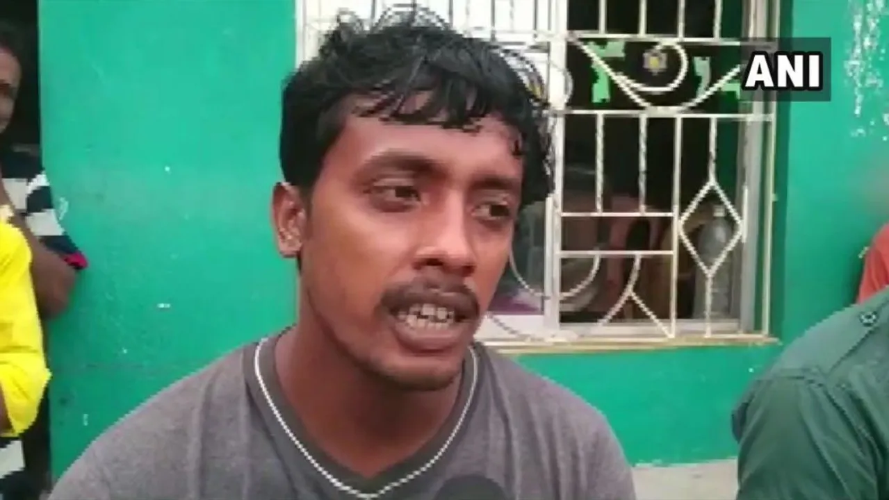  ପଶ୍ଚିମବଙ୍ଗ : ମୁର୍ସିଦାବାଦରେ ଶୋଇବା ଅବସ୍ଥାରେ ଟିଏମସି କାର୍ଯ୍ୟକର୍ତ୍ତାଙ୍କ ଘର ଉପରକୁ ବୋମାମାଡ଼ , ୨ ମୃତ ! ବିଜେପି ଏବଂ କଂଗ୍ରେସ ଉପରେ ଲାଗିଲା ଅଭିଯୋଗ ।