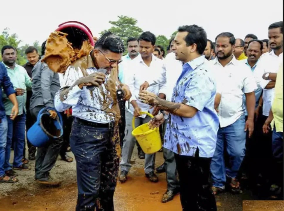  ଗିରଫ ହେଲେ କଂଗ୍ରେସର ଦବଙ୍ଗ ବିଧାୟକ । ରାସ୍ତା ଖରାପ ପାଇଁ ଇଞ୍ଜିନିୟରଙ୍କ ଉପରେ କାଦୁଅ ପାଣି ଢାଳିଥିଲେ, FIR ପରେ ଉଠାଇନେଲା ପୋଲିସ ।