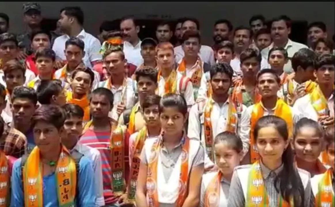  ଛାତ୍ରଛାତ୍ରୀମାନେ ପାଠ ପଢୁଥିବା ବେଳେ ସ୍କୁଲ ଭିତରକୁ ପଶିଲେ ବିଧାୟକ ! ଘଣ୍ଟାଏ ପଢାଇଲେ , ପିଲାଙ୍କୁ ବିଜେପି ବିଜେପି ଉତ୍ତରୀୟ ପିନ୍ଧାଇଲେ ।