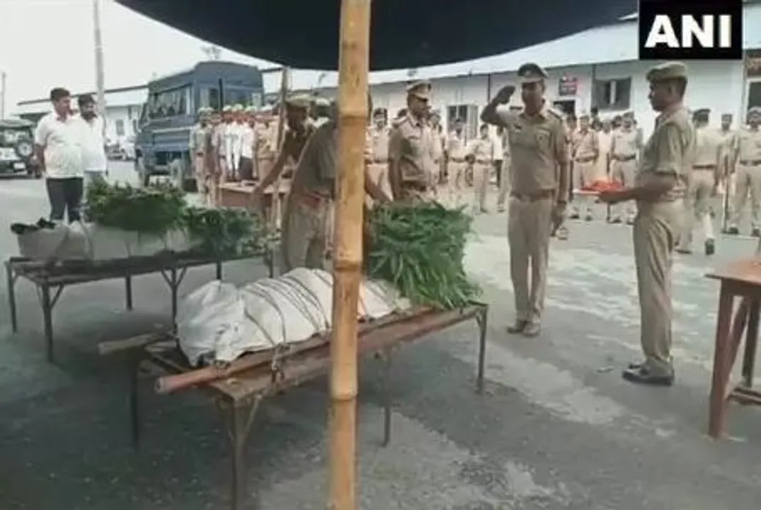  ଯୋଗୀ ଆଦିତ୍ୟନାଥଙ୍କ ଗଡରେ ଗୁଣ୍ଡାରାଜ , ସହିଦଙ୍କୁ ମିଳିଲାନି ସମ୍ମାନ ! ଆମ୍ବୁଲାନ୍ସ ବଦଳରେ ପରିବା ଗାଡିରେ ବୁହାହେଲା ସହିଦ୍ ଙ୍କ ମରଶରୀର ।