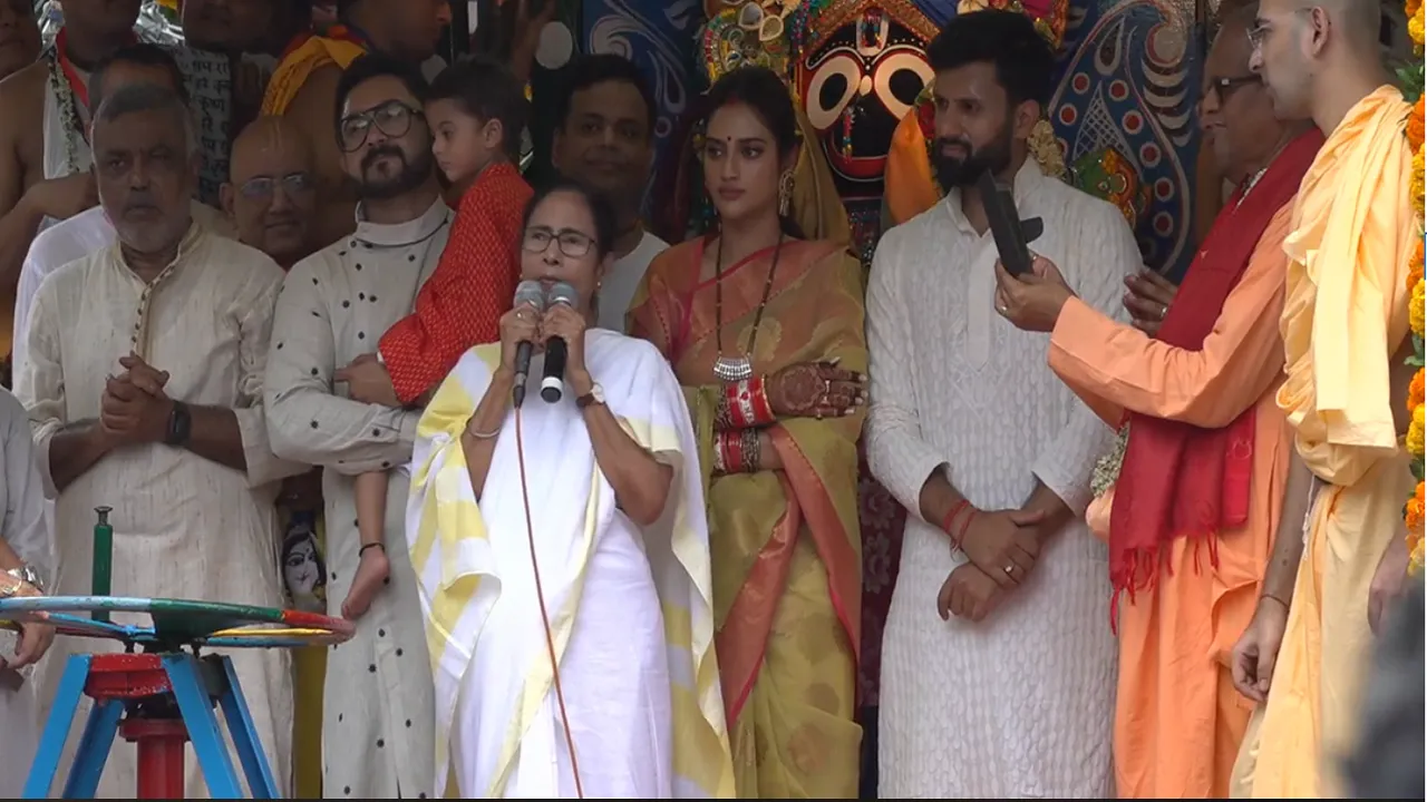  ମୁଣ୍ଡରେ ଓଢଣା,ମଥାରେ ସିନ୍ଦୁର ଲଗାଇ ପ୍ରଭୂ ଶ୍ରୀ ଜଗନ୍ନାଥଙ୍କ ରଥ ଦଉଡି ଟାଣିବାକୁ ପହଁଚିଲେ ସାଂସଦ ନୁସରତ୍ ଜହାଁ ! ସାଙ୍ଗରେ ଥିଲେ ମୁଖ୍ୟମନ୍ତ୍ରୀ ମମତା ବାନାର୍ଜୀ । 