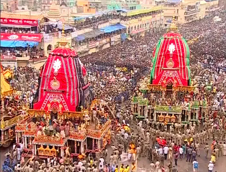  ଗଡ଼ିଲା ରଥ, ରଥାରୂଢ଼ ଶ୍ରୀବିଗ୍ରହଙ୍କୁ ଟାଣି ନେଉଛନ୍ତି ଶ୍ରଦ୍ଧାଳୁ । ବଡ଼ଦାଣ୍ଡରେ ଭକ୍ତ ଓ ଭଗବାନଙ୍କ ଅପୂର୍ବ ମିଳନ ।