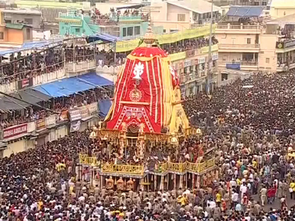  ଗଡିଲା ମହାପ୍ରଭୁ ଜଗନ୍ନାଥଙ୍କ ରଥ ! ନନ୍ଦିଘୋଷକୁ ଟାଣି ନେଉଛନ୍ତି ଲକ୍ଷ ଲକ୍ଷ ଶ୍ରଦ୍ଧାଳୁ, ଘଣ୍ଟକାହାଳୀରେ ପ୍ରକମ୍ପିତ ହେଉଛି ବଡଦାଣ୍ଡ ।