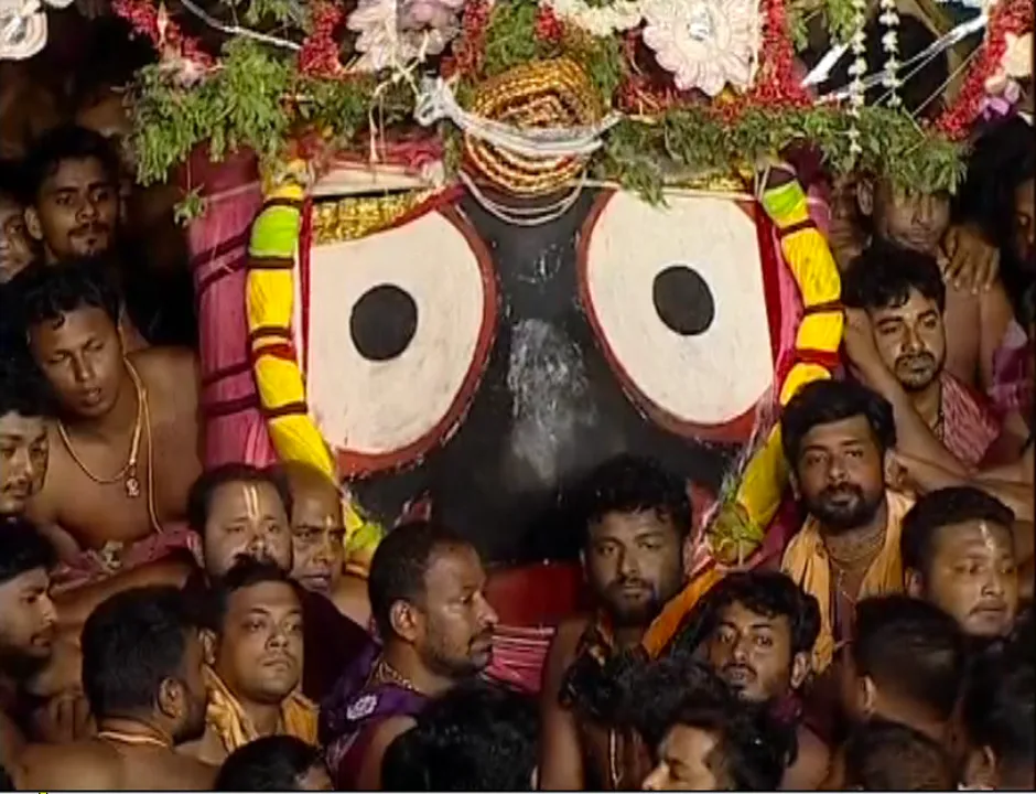  ନୀଳ କନ୍ଦରକୁ ଫେରିଲେ ମହାପ୍ରଭୁ । ମାନବୀୟ ଲୀଳାଖେଳା ପରେ ରତ୍ନବେଦୀକୁ ବାହୁଡିଲେ ଶ୍ରୀଜିଉ, ରସଗୋଲା ଖୁଆଇ ମହାଲକ୍ଷ୍ମୀଙ୍କ ମାନଭଂଜନ କଲେ କଳା ଠାକୁର