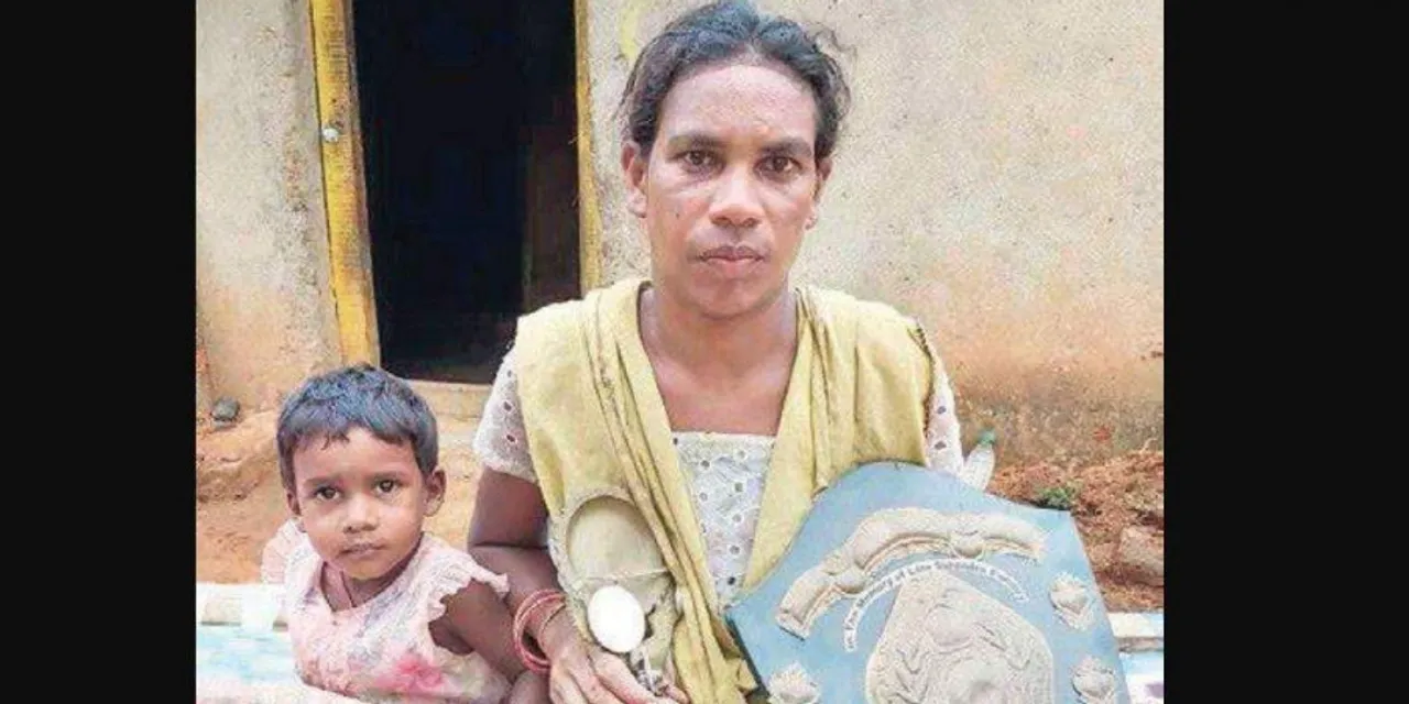  କେବେ ଫୁଟବଲ୍ ପଡିଆରେ ପ୍ରତିପକ୍ଷଙ୍କୁ ଧୂଳି ଚଟାଉଥିବା ଖେଳାଳୀ ଏବେ ପେଟଚାଖଣ୍ଡକ ପାଇଁ ଚରାଉଛନ୍ତି ଛେଳି ! ଅଲୋଡା ହୋଇପଡିଛି ରାଜ୍ୟସ୍ତରୀୟ ଟ୍ରଫି