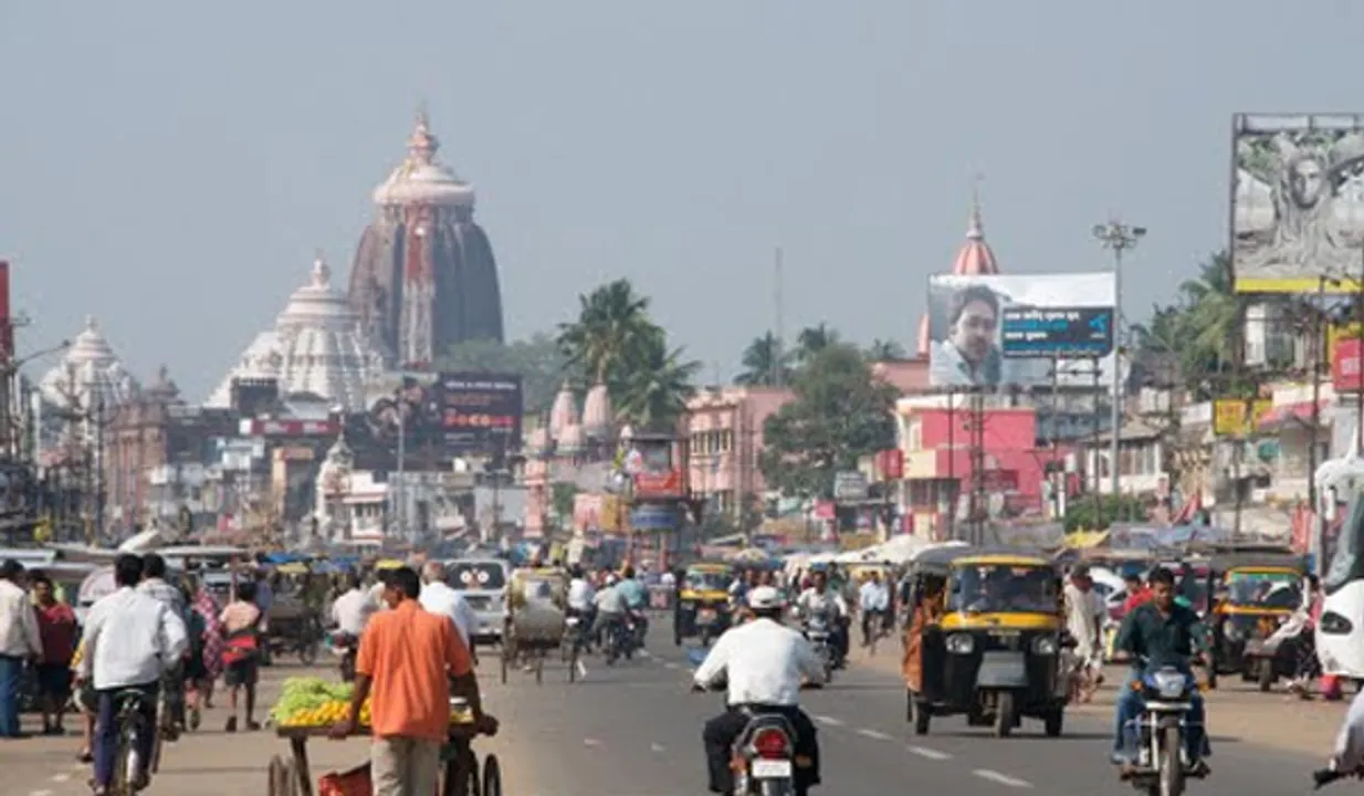  ଔଦ୍ଧତ୍ୟର ସୀମା ଟପିଲା ପୁରୀ ପୁଲିସ : ସିଂହଦ୍ବାରରେ ମହିଳା ଭକ୍ତଙ୍କୁ ସର୍ବ ସମ୍ମୁଖରେ ଗଡ଼ାଇ ତଡ଼ାଇ ଗୋଇଠା ବିଧା ମାରିଲେ ପୁରୁଷ ପୁଲିସ
