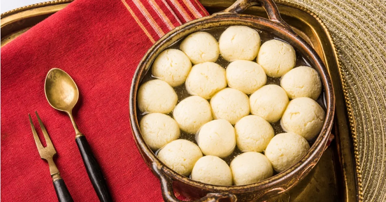  ରସଗୋଲା ପାଇଁ ଦୁଇ ରାଜ୍ୟ ମଧ୍ୟରେ ହୋଇଥିଲା ଶୀତଳଯୁଦ୍ଧ ! ଛକାପଞ୍ଝା ମଧ୍ୟରେ ଓଡିଶାଠାରୁ ରସଗୋଲା ଥାଳି ଛଡାଇନେଇଥିଲା ପଶ୍ଚିମବଙ୍ଗ ।