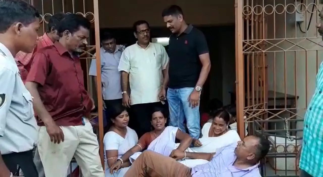  ହସ୍ପିଟାଲରେ ସିଡିଏମଓ ଏଡିଏମଓଙ୍କୁ ଘେରିଲେ ଚତୃର୍ଥ ଶ୍ରେଣୀର କର୍ମଚାରୀ । ବିନା ନୋଟିସରେ ଛଟେଇ ପ୍ରତିବାଦରେ ଧାରଣା