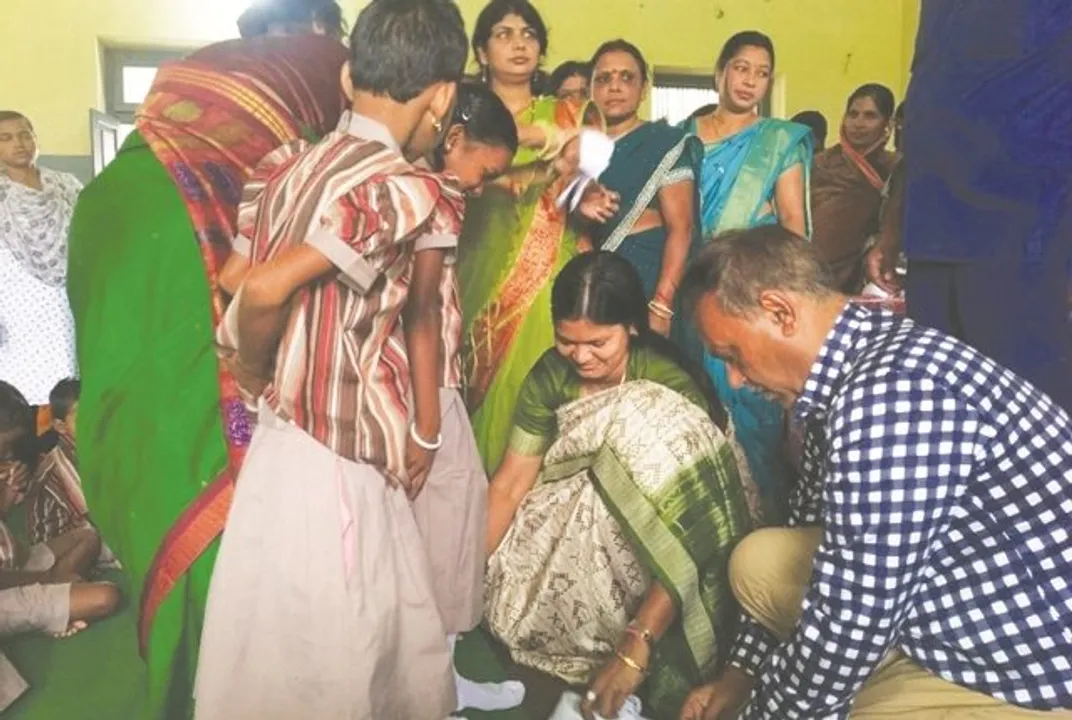  ଟିଟିଲାଗଡ଼ ଭିନ୍ନକ୍ଷମ କେନ୍ଦ୍ରରେ ନିଆରା ଦୃଶ୍ୟ : ନିଜ ହାତରେ ଦିବ୍ୟାଙ୍ଗ ଛାତ୍ରଛାତ୍ରୀଙ୍କୁ ମୋଜା ଓ ଜୋତା ପିନ୍ଧାଇଲେ ମନ୍ତ୍ରୀ ଟୁକୁନି ସାହୁ