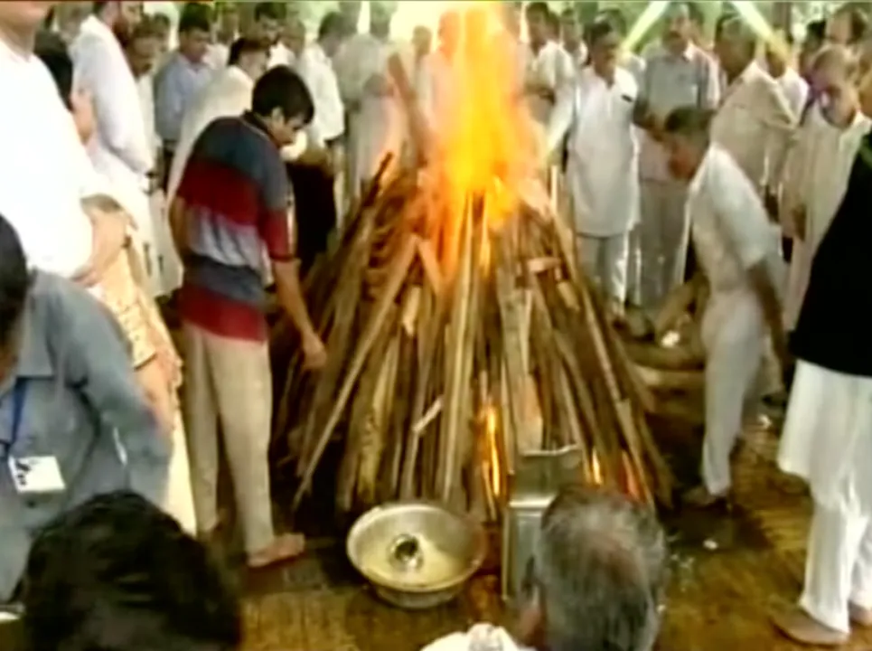  ପଞ୍ଚଭୂତରେ ଲୀନ ହେଲେ ଅରୁଣ । ମୁଖାଗ୍ନି ଦେଲେ ପୁଅ ରୋହନ,  ନିଗମବୋଧ ଘାଟରେ ଶେଷକୃତ୍ୟ ସମ୍ପନ୍ନ