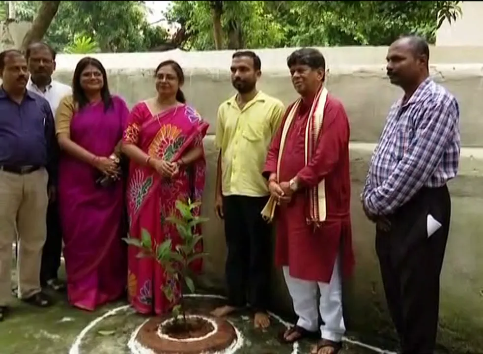  ଯୁବ ସ୍ୱାଭିମାନ ଦିବସରେ ସମ୍ବାଦ ସାହିତ୍ୟ ଘର ପକ୍ଷରୁ ବୃକ୍ଷରୋପଣ: ଆମ ଓଡିଶା କ୍ୟାମ୍ପସରେ ଗଛ ଲଗାଇଲେ ବିଧାୟକ ତଥା ସମ୍ବାଦ ସଂପାଦକ ସୌମ୍ୟରଂଜନ ପଟ୍ଟନାୟକ