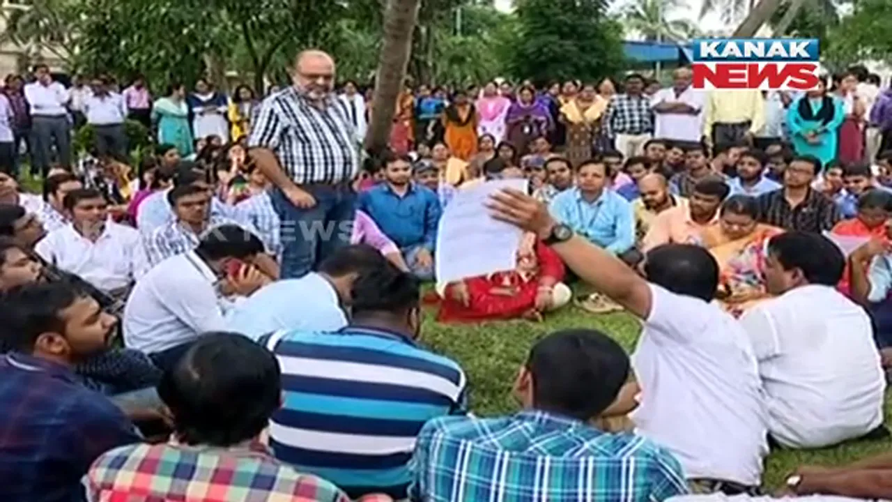  ଲୋକସେବା ଭବନ କର୍ମଚାରୀଙ୍କ ବିକ୍ଷୋଭ : ବିଭିନ୍ନ ବିଭାଗରେ ନିର୍ଦ୍ଦେଶାଳୟ ମିଶ୍ରଣକୁ ବିରୋଧ