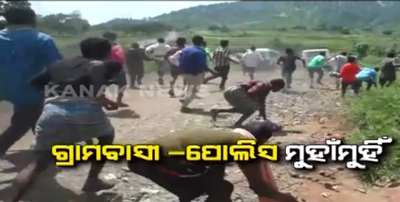  ଚିତ୍ରକୋଣ୍ଡାରେ ରୋଷେଇଘରୁ ମୃତଦେହ ମିଳିବା ଘଟଣାକୁ ନେଇ ପୋଲିସ-ଜନତା ମୁହାଁମୁହିଁ : ପୋଲିସକୁ ଗୋଡାଇ ଗୋଡାଇ ପିଟିଲେ,  ଭାଙ୍ଗିଲେ ଗାଡି,ବର୍ତ୍ତିଲେନି ବିଏସଏଫ କର୍ମଚାରୀ