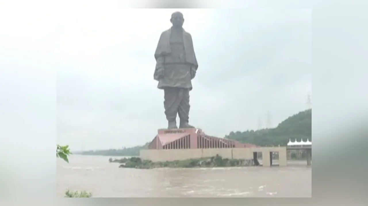  ଲଗାଣ ବର୍ଷାରେ ଜଳସ୍ତର ବଢିବା ସାଙ୍ଗକୁ ଆକର୍ଷଣୀୟ ଦିଶୁଛି “ଷ୍ଟାଚ୍ୟୁ ଅଫ୍ ୟୁନିଟି”! ପାଣି ଭିତରେ ପ୍ରଭୁ ଠିଆ ହେଲା ଭଳି ଦିଶୁଛନ୍ତି ସର୍ଦ୍ଦାର ପଟେଲଙ୍କ ପ୍ରତିମୂର୍ତ୍ତୀ , ଆକର୍ଷଣ ଦୃଶ୍ୟକୁ ଦେଖିବା ପାଇଁ ଲୋକଙ୍କ ନାହିନଥିବା ଭିଡ ।