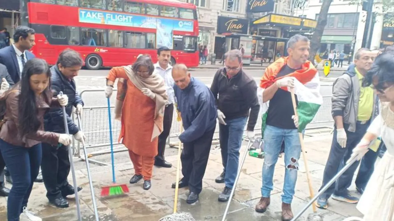  ଲଣ୍ଡନସ୍ଥିତ ଇଣ୍ଡିଆ ହାଉସ୍ ଉପରକୁ ଅଣ୍ଡା ମାଡ କଲେ ପାକିସ୍ତାନ ପ୍ରତିବାଦକାରୀ ! ଝାଡୁ ଧରି ସଫା କଲେ ଭାରତୀୟ ହାଇକମିସନର୍ । 