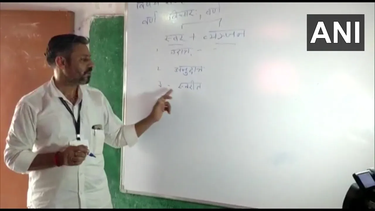  ସଫେଇ ସାଙ୍ଗକୁ ସଂସ୍କୃତ ଶିକ୍ଷା ! ବିଦ୍ୟାଳୟରେ ଚପରାସୀ ପଦରେ ଥିବା ବ୍ୟକ୍ତି ୨୩ ବର୍ଷ ଧରି ପିଲାଙ୍କୁ ଦେଉଛନ୍ତି ସଂସ୍କୃତର ଜ୍ଞାନ
