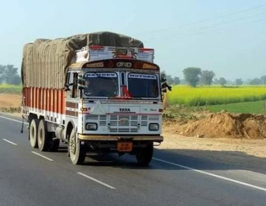  ଟ୍ରାଫିକ ନିୟମ ଉଲ୍ଲଂଘନ ପାଇଁ ୧ ଲକ୍ଷ ୧୬ ହଜାର ଟଙ୍କାର କଟିଲା ଚାଲାଣ । ମାଲିକ ଠାରୁ ଟଙ୍କା ଆଣି ଫେରାର ହୋଇଗଲା ଡ୍ରାଇଭର ।