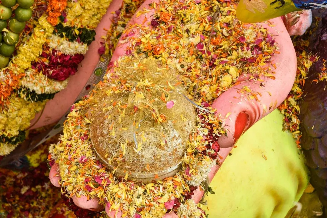  ବିଶ୍ୱର ଦାମୀ ଲଡୁ । ୧୭.୬ ଲକ୍ଷ ଟଙ୍କାରେ ବିକ୍ରି ହେଲା ୨୧ କିଲୋ ଓଜନର ଗଣେଶଙ୍କ ପ୍ରସାଦ ଲଡୁ ।