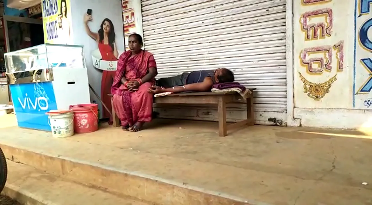  ସ୍ୱାସ୍ଥ୍ୟ ସେବାର ବିଗିଡାଚିତ୍ର । ଔଷଧ ଦୋକାନ ବାରଣ୍ଡାରେ ଶୋଇ ସାଲାଇନ ନେଲେ ରୋଗୀ, ଡାକ୍ତରଖାନାରେ ଡାକ୍ତରନଥିବାରୁ ଔଷଧ ଦୋକାନୀ ସାଜିଲେ ଚିକିତ୍ସକ