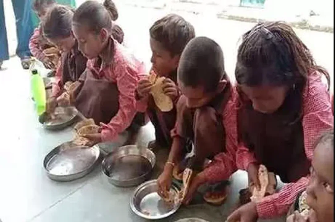  ମିର୍ଜାପୁର : ସ୍କୁଲ ମଧ୍ୟାହ୍ନ ଭୋଜନରେ ଲୁଣ ଏବଂ ରୁଟି ଖାଇବା ଘଟଣାରେ ନୂଆ ମୋଡ଼! ଭିଡିଓ ଉତ୍ତୋଳନ କରିଥିବା ପତ୍ରକାରଙ୍କ ବିରୋଧରେ ଏତଲା 