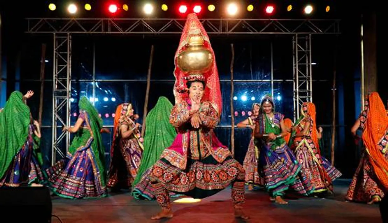  ଗଜବ୍ ର ଗରବା ! ମୁଣ୍ଡରେ ମାଠିଆ , ଆଖିରେ କଳାପଟି ଏବଂ ହାତରେ ଖଣ୍ଡା ଧରି ଗରବା ଏବଂ ଡାଣ୍ଡିଆର ମଜା ନେଉଛନ୍ତି ଲୋକେ । 