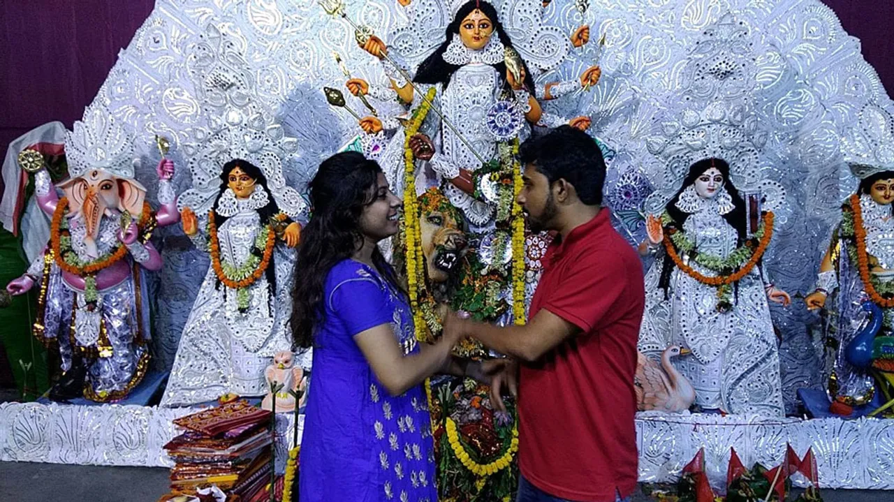  ସୋସିଆଲ୍ ମିଡିଆରେ ବନ୍ଧୁତା , ପୂଜା ମଣ୍ଡପରେ ପ୍ରଥମ ଦେଖା , ପ୍ରେମନିବେଦନ ଆଉ ତା’ପରେ ବିବାହ ! ଚର୍ଚ୍ଚାରେ ସୁଦିପ୍-ପ୍ରତିମାଙ୍କ ସିନେ ଷ୍ଟାଇଲର ବିବାହ 