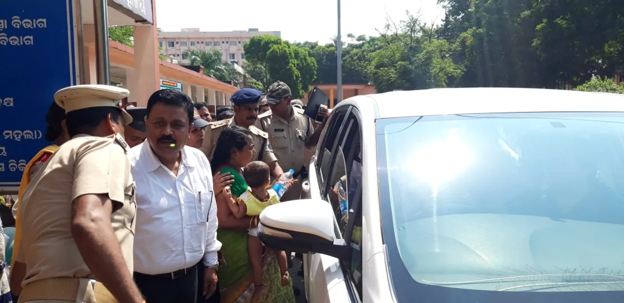  '5-T' ସଚିବଙ୍କ ଆଗରେ ଦୁଃଖ ବଖାଣିଲେ ମହିଳା । ମେଡିକାଲରେ ରୋଗୀଙ୍କ ସ୍ୱାସ୍ଥ୍ୟାବସ୍ଥା ନବୁଝି ଡାକ୍ତର ମୋବାଇଲରେ ଖେଳୁଥିବା ଆଣିଲେ ଅଭିଯୋଗ ।
