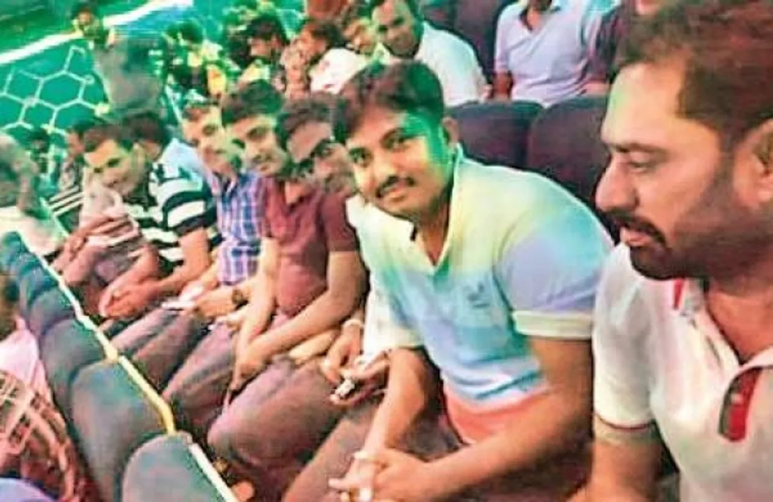  ମହଙ୍ଗା ପଡିଲା ଫାଷ୍ଟ୍ ଡ଼େ ଫାଷ୍ଟ ଶୋ’ ଦେଖିବା ! ଡ୍ୟୁଟି ସମୟରେ ସିନେମା ଦେଖିବାକୁ ଚାଲିଯାଇଥିଲେ ୭ ଜଣ ପୋଲିସ୍ କର୍ମଚାରୀ , ମିଳିଲା ଏଭଳି ଦଣ୍ଡ ।