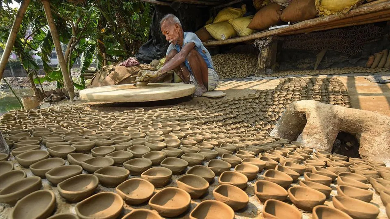  ଟ୍ୱିଟରରେ ଟ୍ରେଣ୍ଡ ହେଲା #PottersKiDiwali ! ଚାଇନା ଲାଇଟ୍ ଛାଡି ଜାଳନ୍ତୁ ମାଟିଦୀପ , ଆପଣଙ୍କର ଗୋଟିଏ ସହଯୋଗ କାହା ମୁହଁରେ ହସ ଫୁଟାଇପାରେ । 