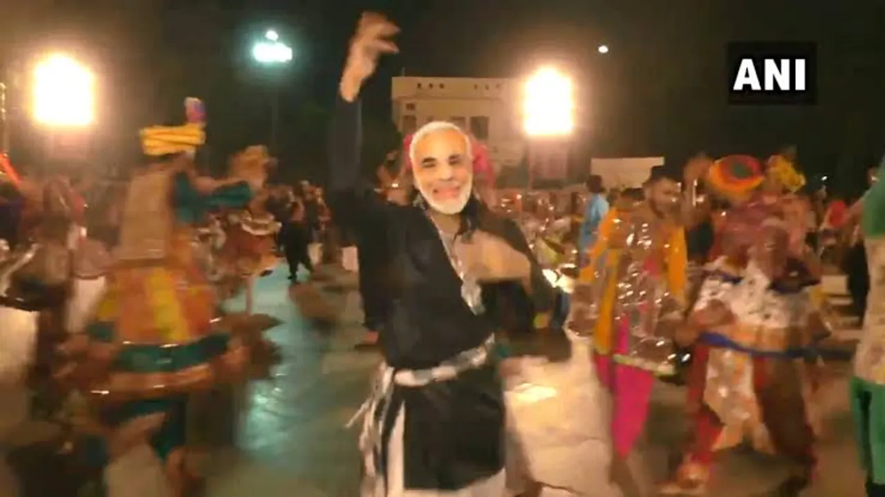  ମୋଦିମୟ ପାଲଟିଲା ଗରବା ସନ୍ଧ୍ୟା ! ପ୍ରଧାନମନ୍ତ୍ରୀ ମୋଦିଙ୍କ ମୁଖା ଲଗାଇ ରାତିସାରା ଗରବା ଡ୍ୟାନ୍ସ କଲେ ଗୁଜୁରାଟ ବାସୀ ।