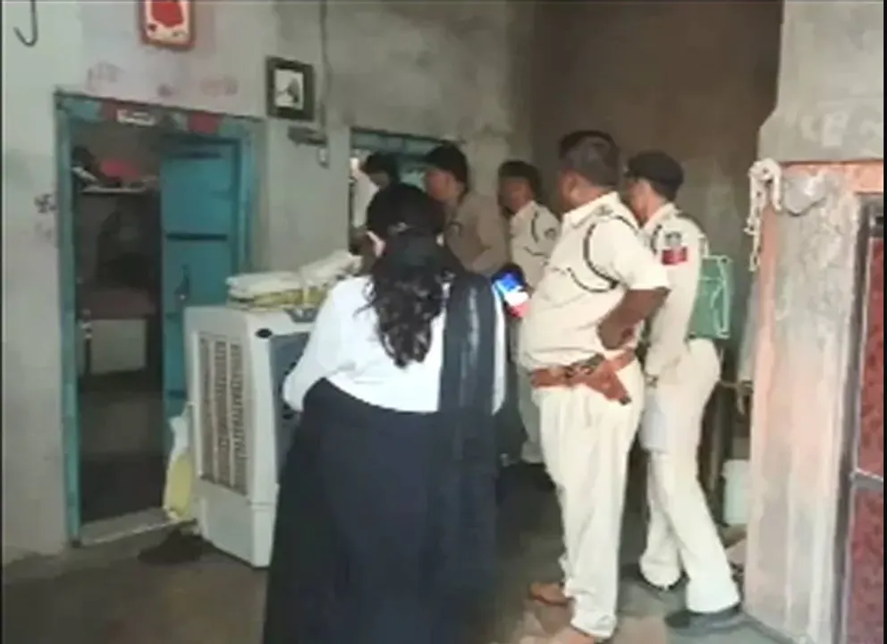  ପୋଲିସ୍ ର ଆଖି ସାମ୍ନାରେ ୩ ଘଣ୍ଟା ଜଳିଲେ ମହିଳା ! ଅଫିସରଙ୍କୁ ଅପେକ୍ଷା କରି ଲୋମଟାଙ୍କୁରା ଦୃଶ୍ୟକୁ ଦର୍ଶକ ଭଳି ଦେଖିଲା ପୋଲିସ୍ , ଛଟପଟ ହୋଇ ଜୀବନ ହାରିଲେ ମହିଳା