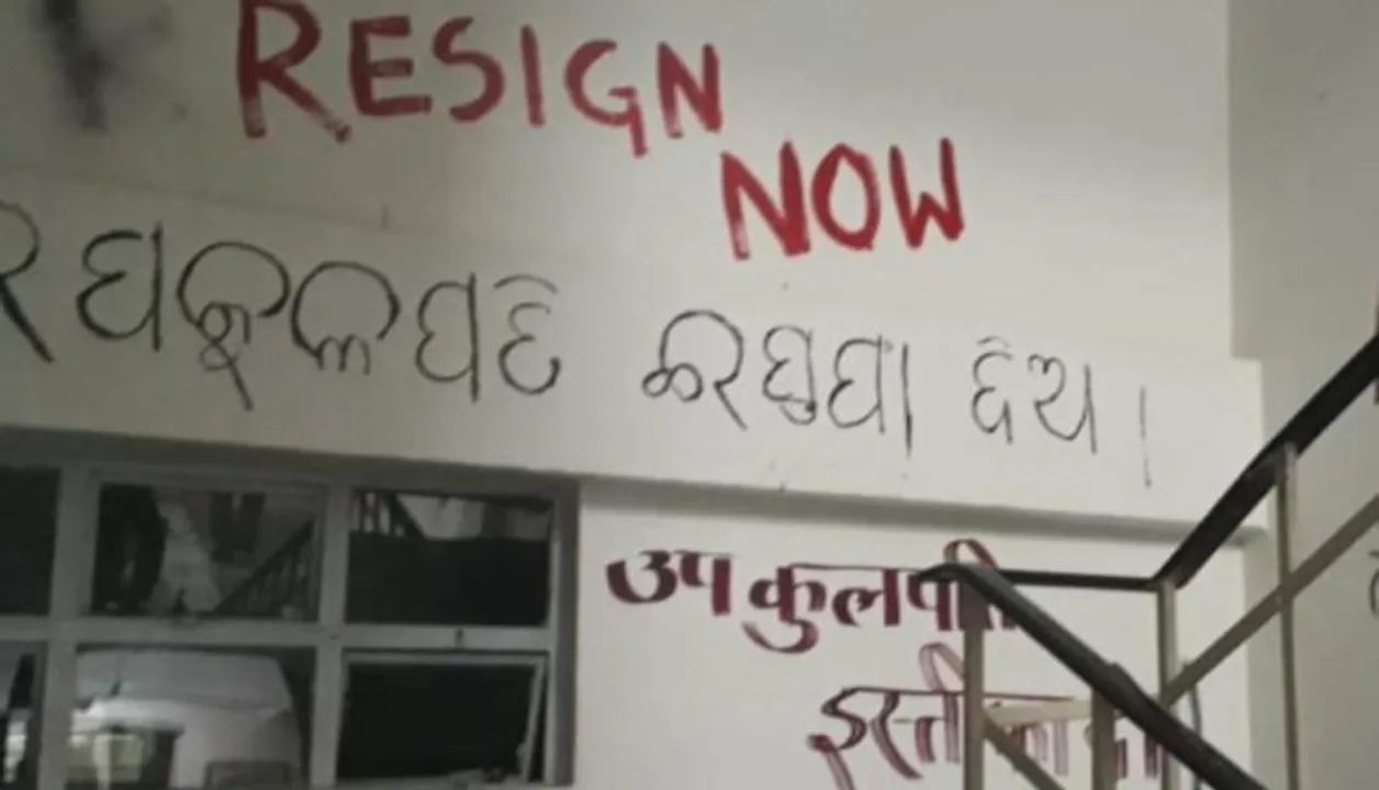  ଉପକୁଳପତି ଇସ୍ତଫା ଦିଅ । ଜେଏନୟୁ କାନ୍ଥରେ ଦେଖିବାକୁ ମିଳିଲା ଓଡ଼ିଆ ଭାଷାରେ ବିରୋଧର ସ୍ୱର ।
