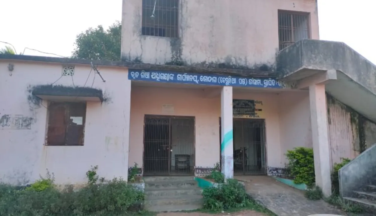  ଖୋଲୁଛି ଶିକ୍ଷା ବିଭାଗର ଗୁମର: ଚୂନ ଲଗାଇ ଚାକିରି କରିଥିଲେ, ଅଭିଯୋଗ ପରେ ଇସ୍ତଫା ଦେଲେ ଆଉ ୨ ଜାଲ ଶିକ୍ଷକ