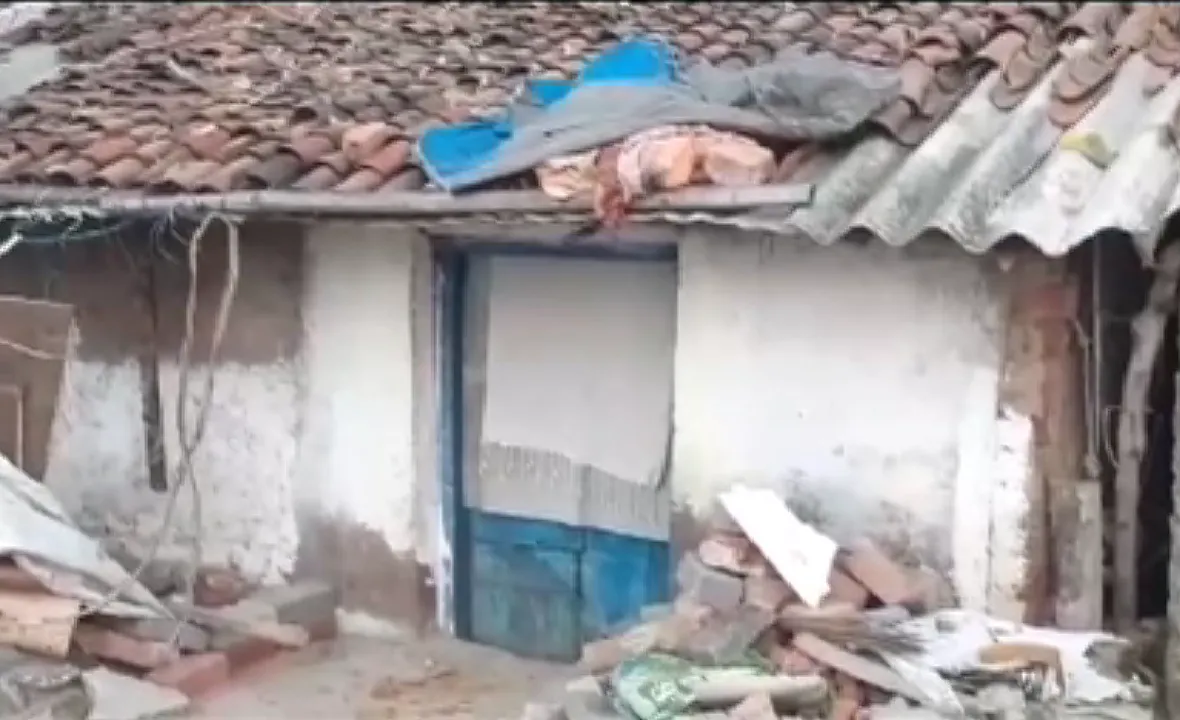  ସମ୍ବଲପୁରରେ ବନ୍ଦ ଘରୁ ବାହାରୁଛି ଦୁର୍ଗନ୍ଧ । ପୋଲିସର ସନ୍ଦେହ, ଘର ଭିତରେ ସଢୁଛି ଶବ, ଆଜି ମାଜିଷ୍ଟ୍ରେଟଙ୍କ ଉପସ୍ଥିତିରେ ଖୋଲାଯିବ ଘର ।