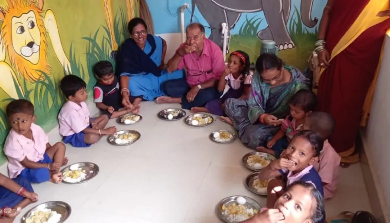  ୫-ଟି ରାସ୍ତାରେ ଡାକ୍ତର ! ଅଙ୍ଗନୱାଡି ତଦାରଖ କଲେ, ପିଲାଙ୍କ ସହ ତଳେ ବସି ମଧ୍ୟାହ୍ନ ଭୋଜନ ଖାଇଲେ ।