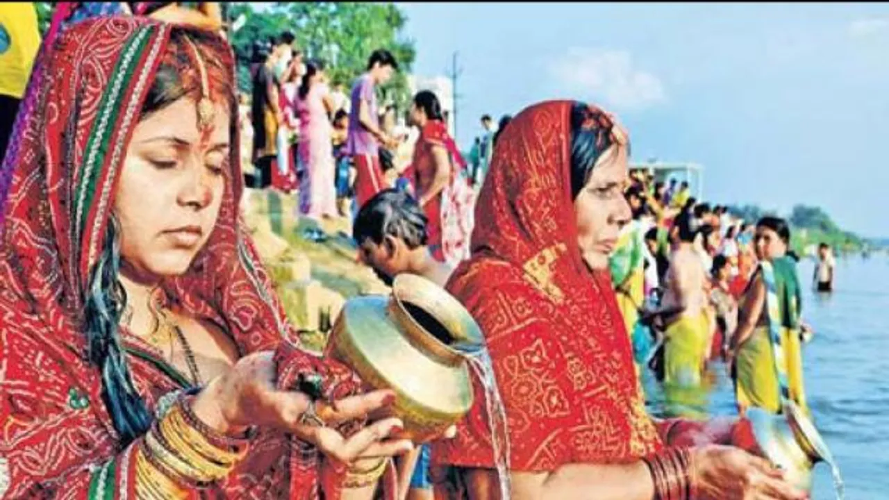  ଛଟପୁଜା ଅବସରରେ ନଦୀପଠାରେ ଲାଗିଛି ମହିଳା ଭକ୍ତଙ୍କ ଭିଡ । ସକାଳୁ ସକାଳୁ ନଦୀପଠାରେ ଫଳପୁଷ୍ପ ନେଇ ପୂଜାର୍ଚ୍ଚନା କରୁଛନ୍ତି ମହିଳା ।